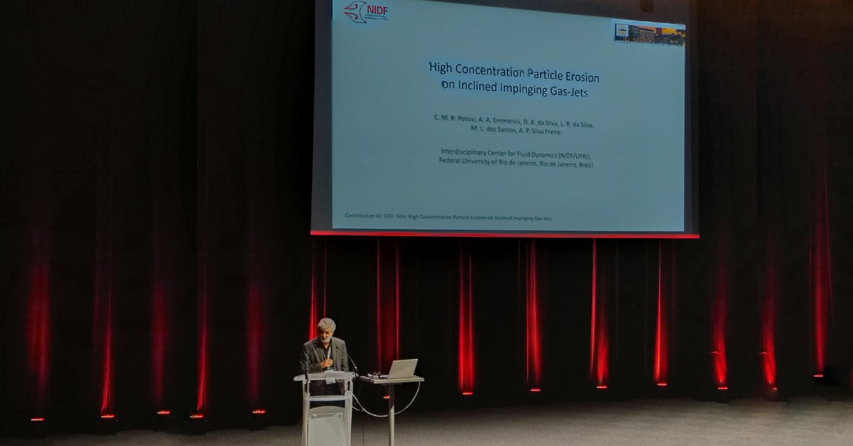 Apresentação sobre "High Concentration Particle Erosion on inclined Impinging Gas-Jets"